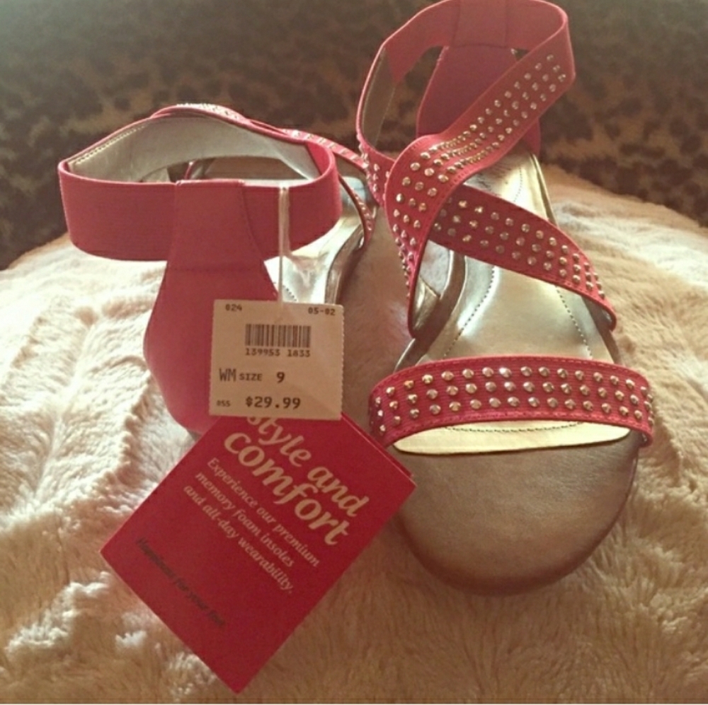 Pink sandals w/little gems!